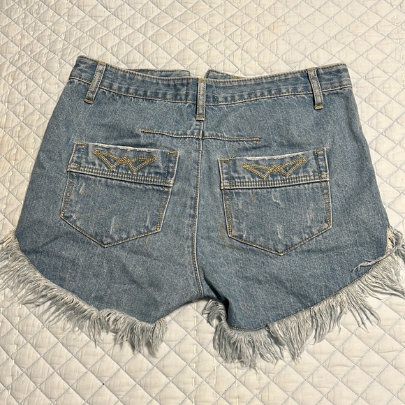 ROSE AND HART | Distressed Denim Shorts - Picture 2 of 3